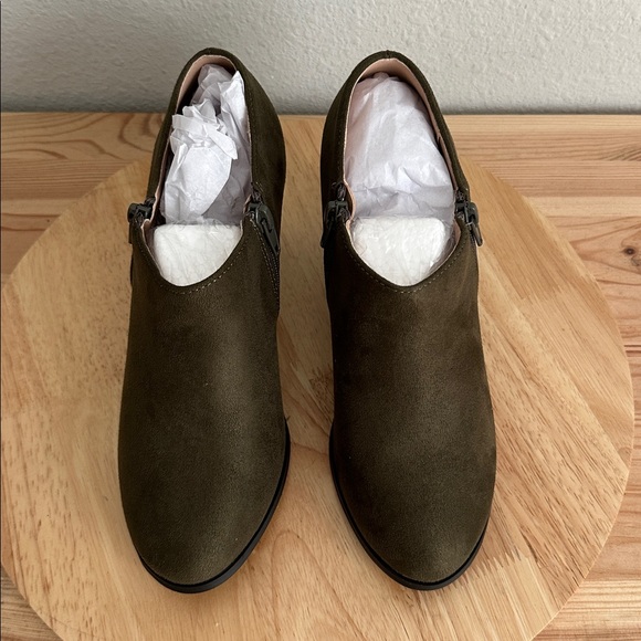 Journee Collection Womens Sanzi Kitten Heel Booties 7 olive - Picture 5 of 6